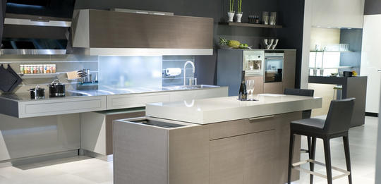 The worktop of the kitchen island can be moved to the side by remote control.